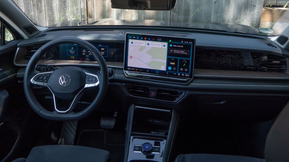 Cockpit-Gesamtansicht im VW Tayron, von hinten fotografiert