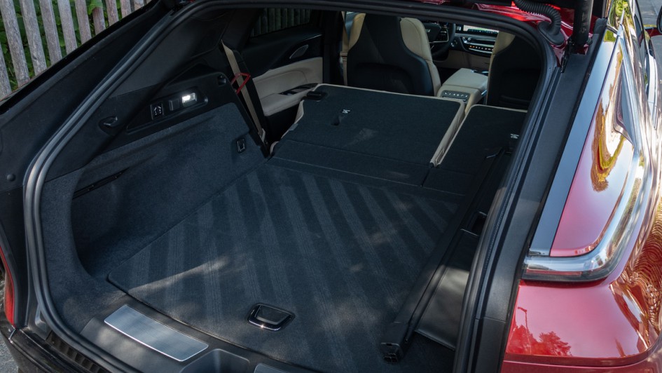Cadillac Lyriq mit umgeklappter Rückbank