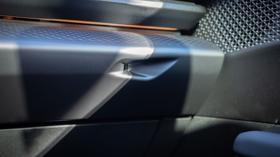 LED-Projektionsmodul auf der beifahrerseite des Cupra Raval zum Beleuchten der Türverkleidung