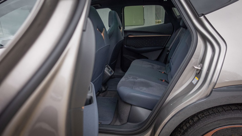Cupra Tavascan VZ Rücksitze, fotografiert durch die geöffnete Tür