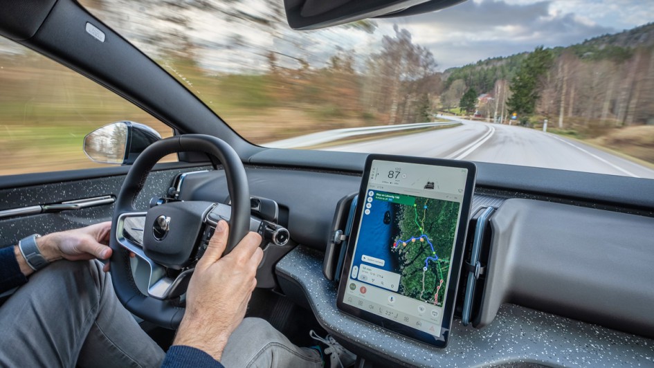 Volvo EX30-Aufnahme fahrend von innen nach draußen fotografiert mit Fahrerhänden am Lenkrad