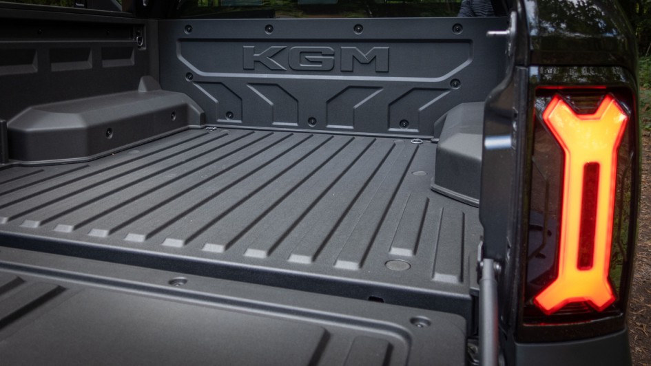 Rückleuchte vom KGM Musso EV mit geöffneter Ladefläche 