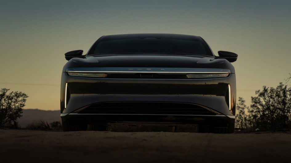 Lucid Air Touring bei Nacht