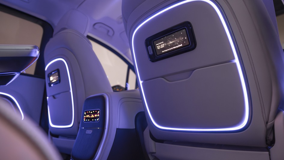 Detailfoto von den beiden Controllern zum Steuern des großen Bildschirms im Fond des Mercedes VLE