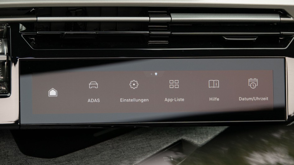 iToggles genannter Touchscreen in der Mittelkonsole des Peugeot E-5008