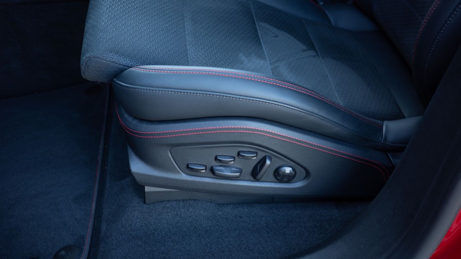 Elemente zum elektrischen verstellen der Sportsitze im Porsche Macan GTS
