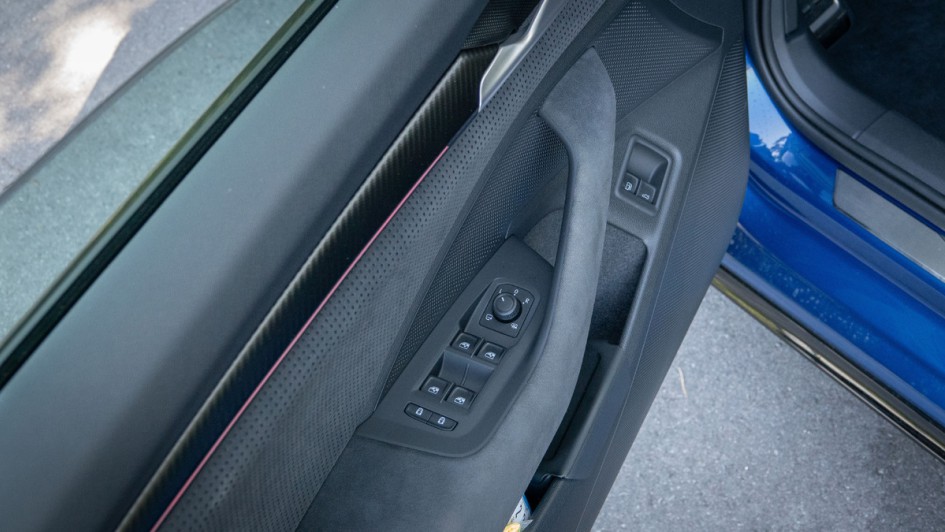 Foto der Türverkleidung im Skoda Super mit Schalter für Fensterheber