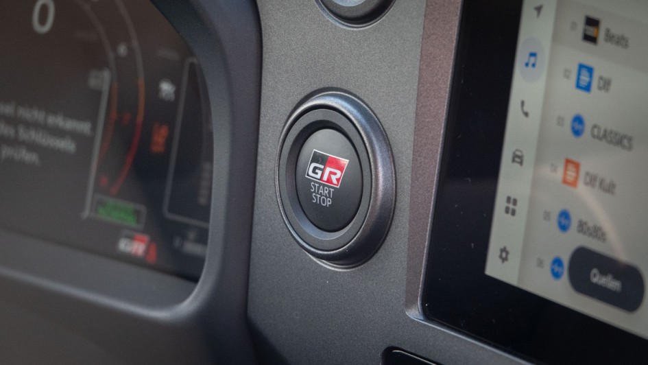 Startknopf für den Motorstart beim GR Yaris