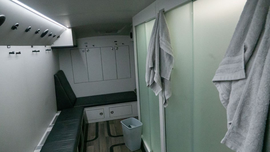 Duschen in einem der beiden Busse für die Radprofis von Team Visma Lease a Bike