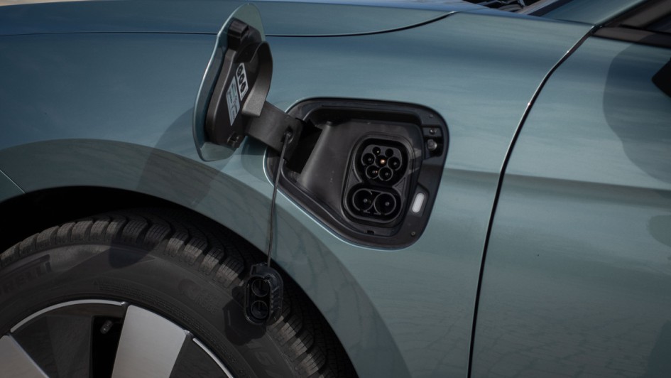 Ladeklappe im Passat Variant eHybrid vorn links im Kotflügel