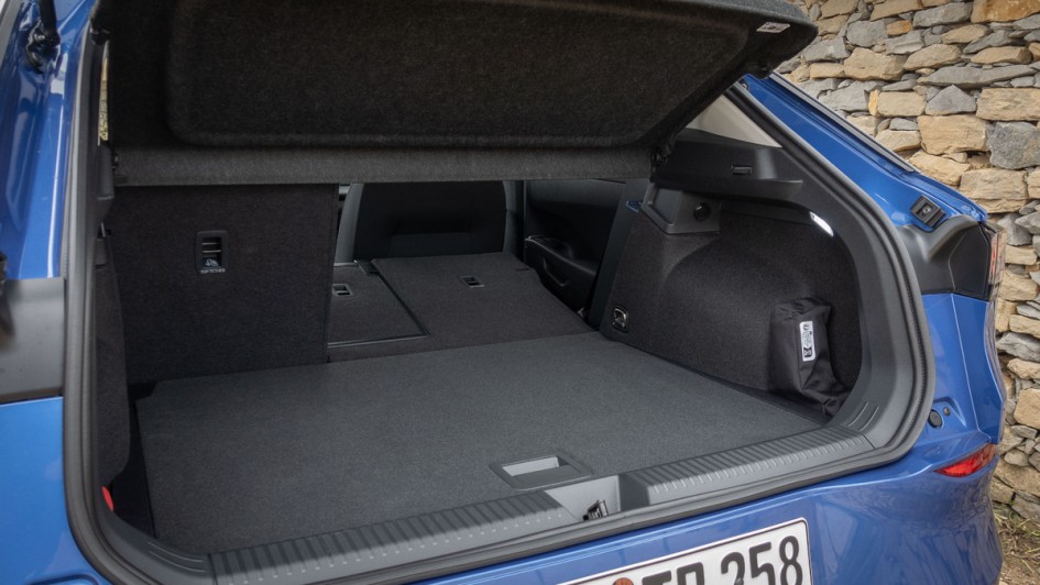 Kofferraum des VW T-Roc mit einseitig umgelegter Rücksitzlehne