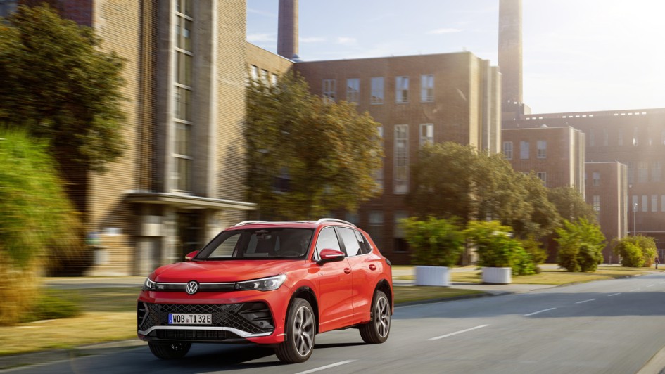VW Tiguan Generation drei fahrend schraeg von vorn