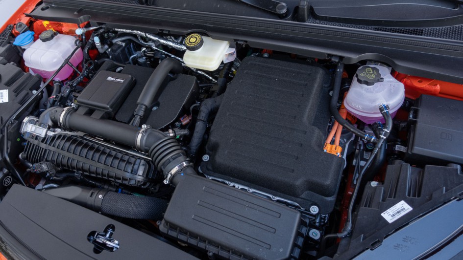 Foto des Vierzylindermotors im BYD Dolphin G bei geöffneter Motorhaube