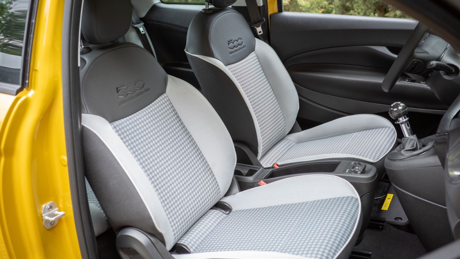 Helle Vordersitze im Fiat 500 Hybrid Torino