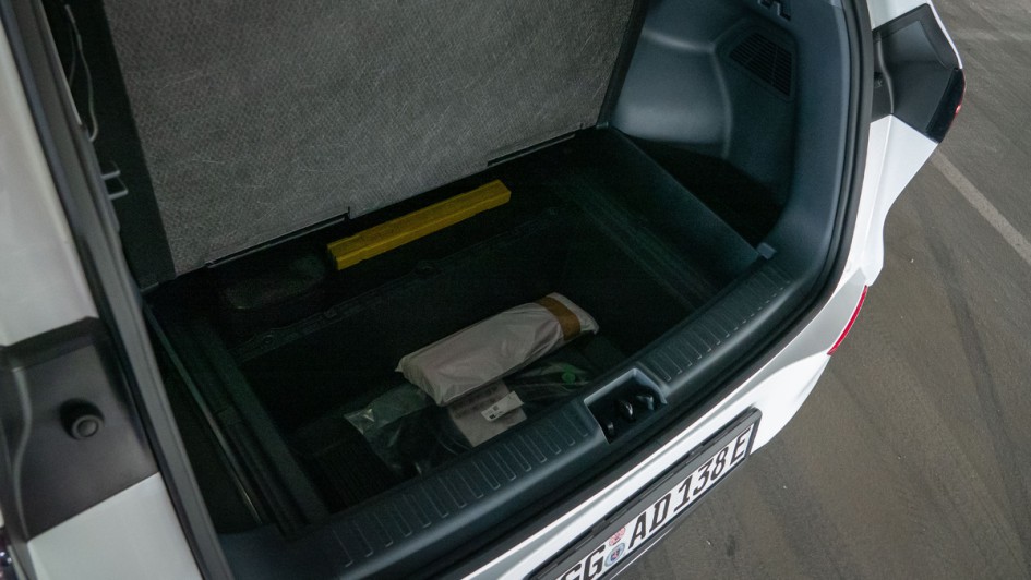 Unterbodenfach im Kofferraum des Geely E5