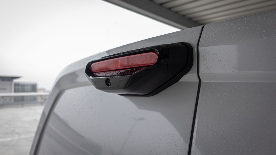 Weißer Opel Combo Cargo Electric Rückblickkamera am heck montiert zusammen mit dritter Bremsleuchte