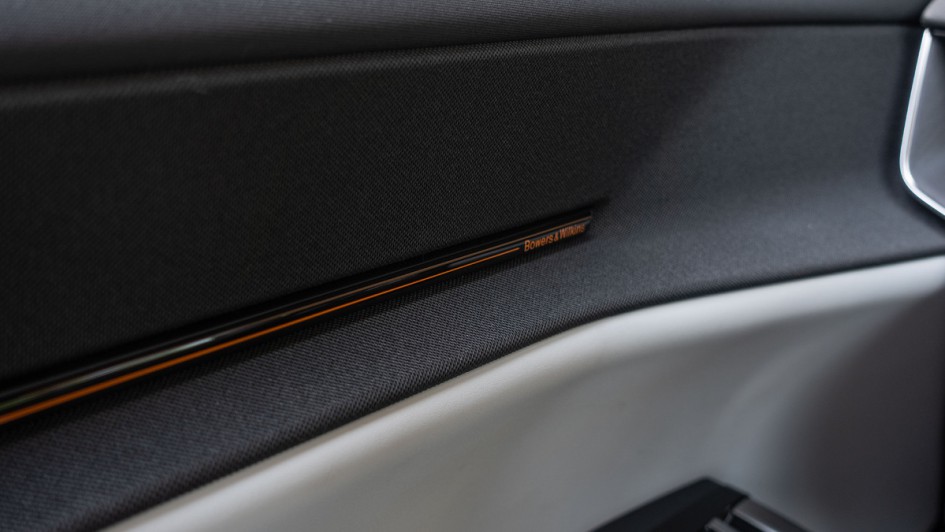 LED-Lichtleiste in der Türverkleidung des Polestar 3 mit kleinem Polestar-Schriftzug