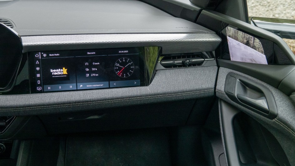 Display auf der beifahrerseite im Audi A6 Avant e-tron