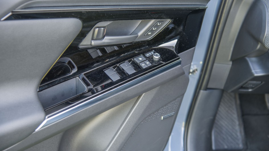 Armlehne und Türinnenverkleidung im Subaru Solterra