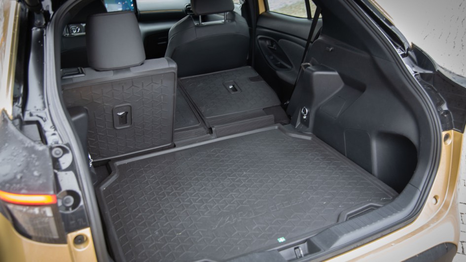 Toyota Yaris Cross Hybrid AWD Kofferraum rechte Seite umgeklappt 40:20:40