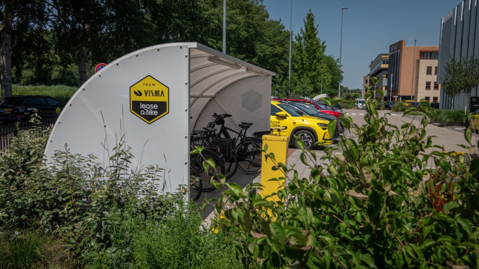 Fahrradständer vor dem Firmengebäude von Team Visma Lease a Bike