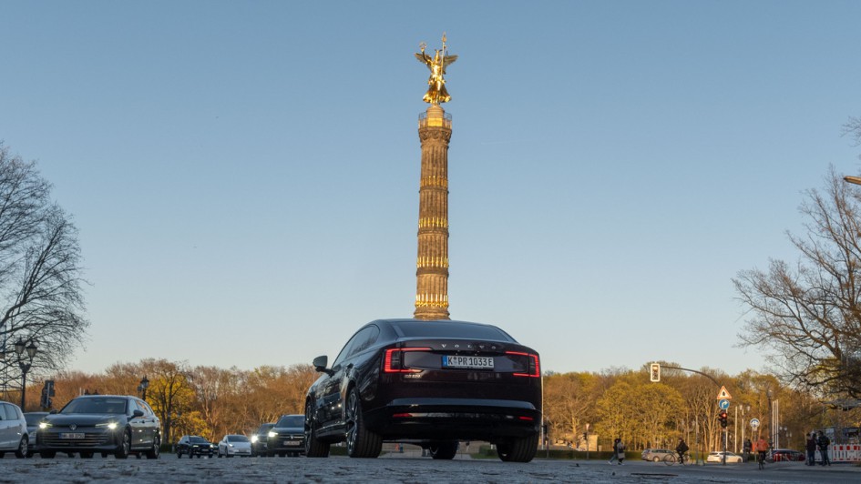Volvo ES90 in Berlin bei Sonnenuntergang fotografiert