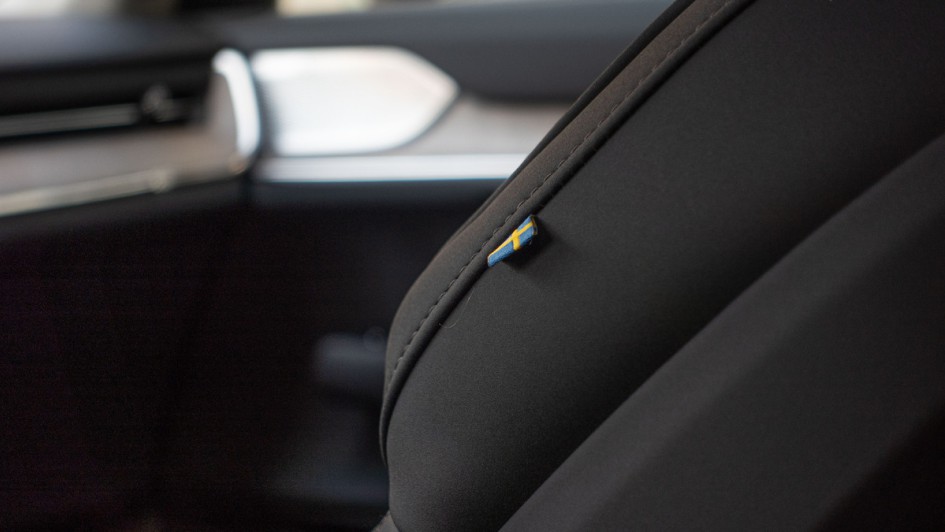 Schweden-Flagge am Vordersitz des Volvo EX90