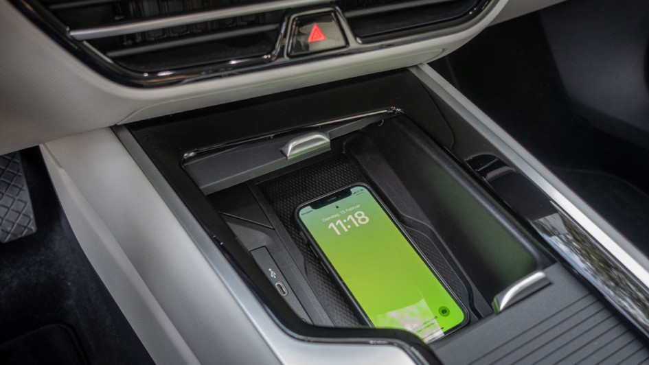 Induktives Laden des Smartphones im VW Passat 2024