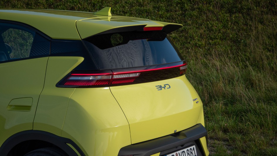 Heckansicht des BYD Dolphin Surf. Auf dem Foto sieht man den fehlenden Heckscheibenwischer
