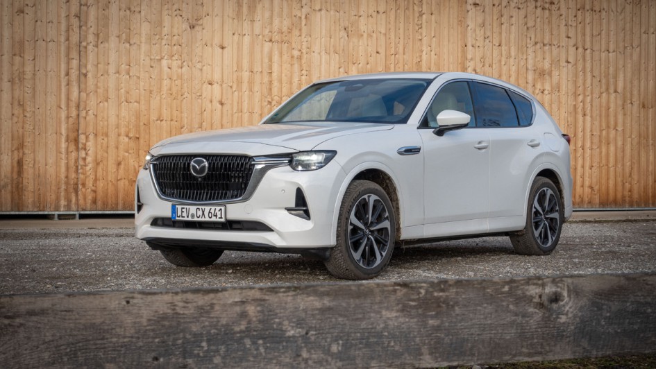 Mazda CX-60 D 254 AWD Schräg von vorn fotografiert vor Holzwand