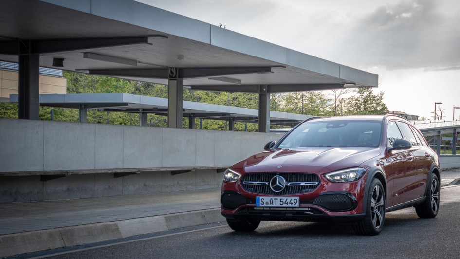 Mercedes C 220 d All Terrain in Patagonienrot schräg von vorn vor Schule parkend