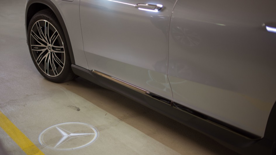 Mercedes-Stern-Illumination auf dem Boden im Dunklen