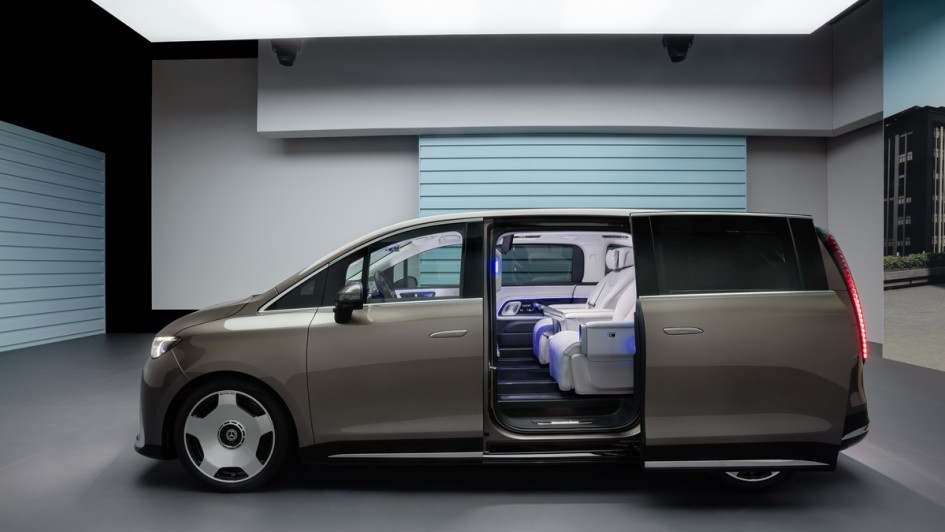 Außenaufnahme vom neuen Mercedes VLE Exclusive von der Seite mit geöffneter Schiebetür