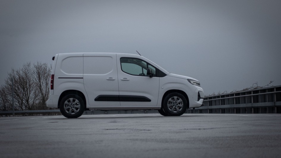 Weißer Opel Combo Cargo Electric in der Seitenansicht bei Regen auf Garagendach