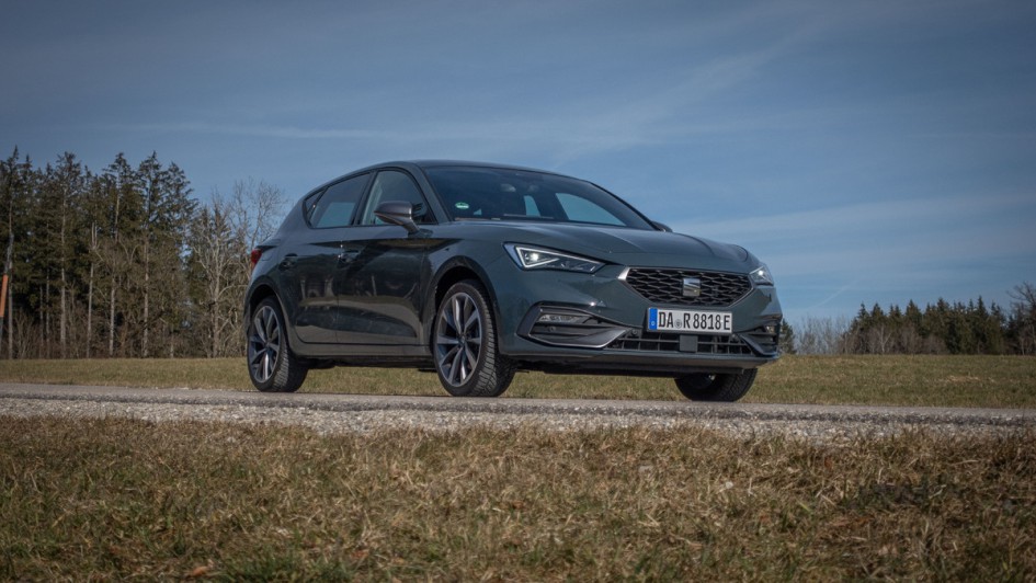 Seat leon 2025 schräg von hinten und weit unten fotografiert, Fahrzeug hat 18-Zoll-Räder montiert