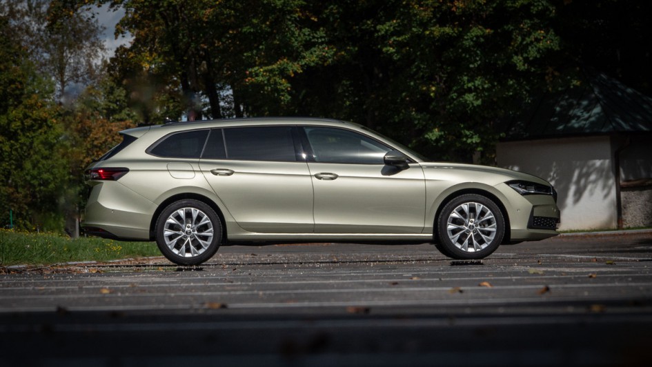 Foto der Seitenlinie des Skoda Superb Combi 