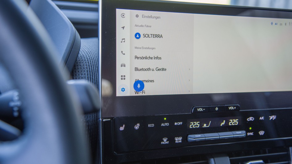 Infotainmentdisplay des Subaru Solterra