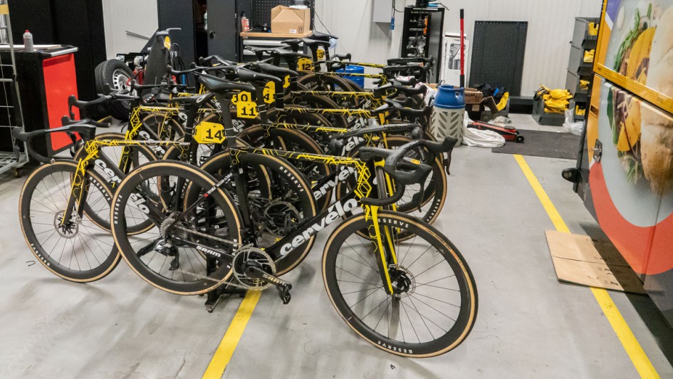 Cervelo-Profirennräder in der Halle aufgereiht