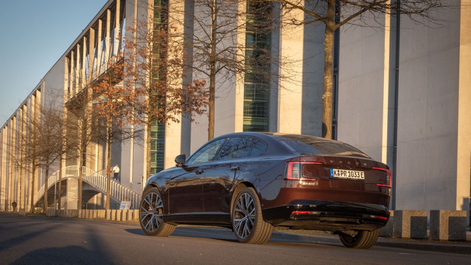 Volvo ES90 schräg von hinten stehend fotografiert