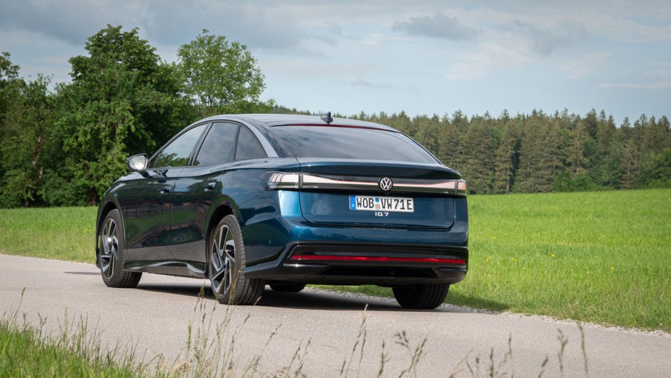 VW ID.7 Pro von hinten vor Wiese aufgenommen
