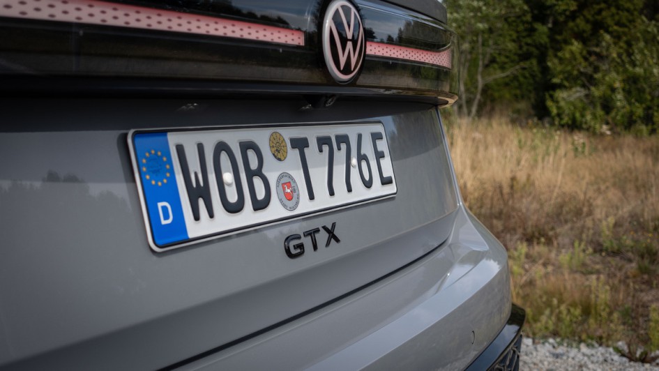 VW ID.7 Tourer GTX Schriftzug am Heck und beleuchtetes VW-Logo zu sehen