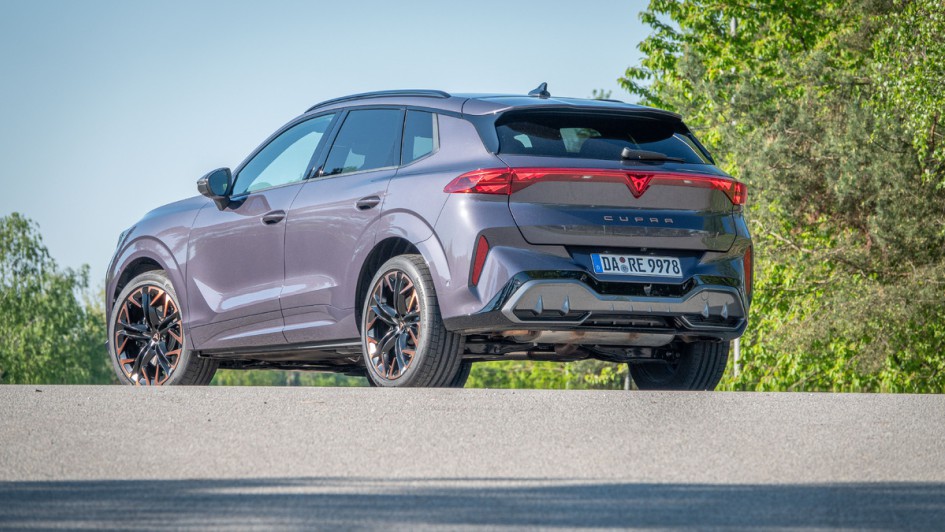 Cupra Terramar von hinten fotografiert auf einer leichten Anhöhe