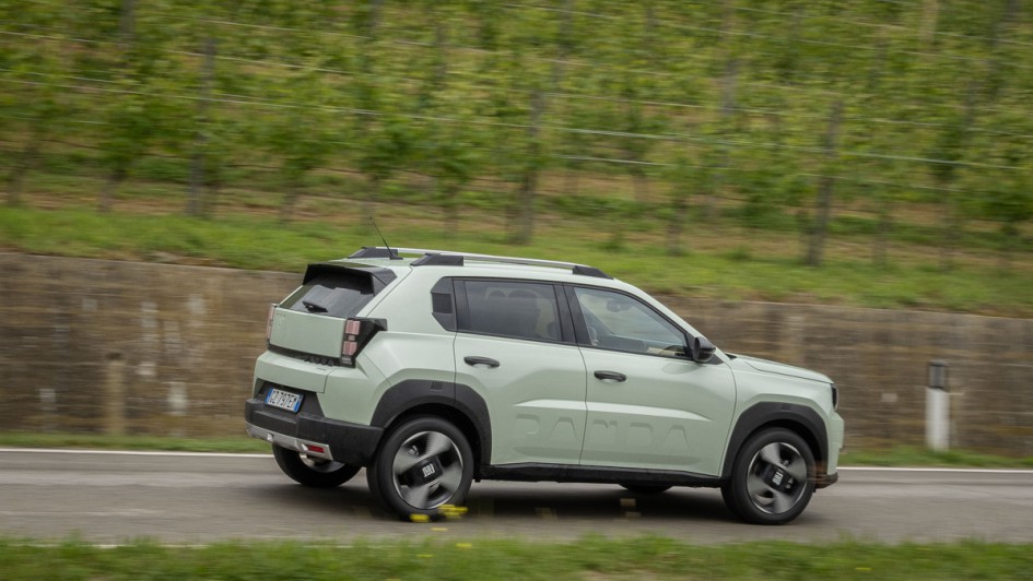 Fiat Grande Panda fahrend schräg von hinten fotografiert