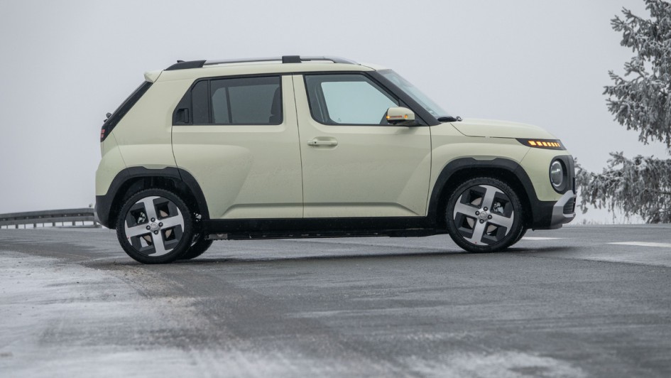 Seitenansicht stehend vom Hyundai Inster, der auf dem Feldberg im Taunus bei Winterwetter steht.