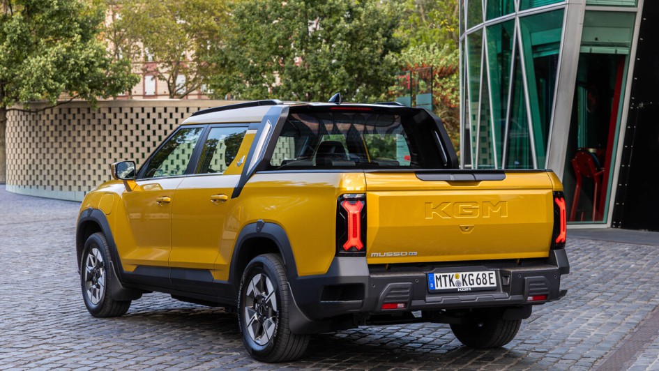 KGM Musso EV stehend von hinten vor Natur