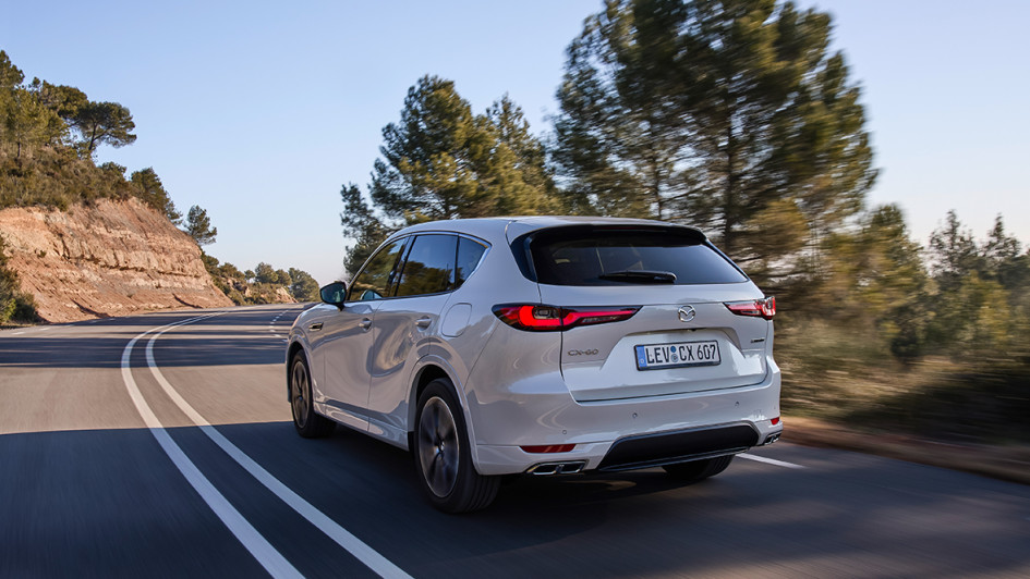 mazda_cx-60_diesel_weiss_fahrend_von_hinten