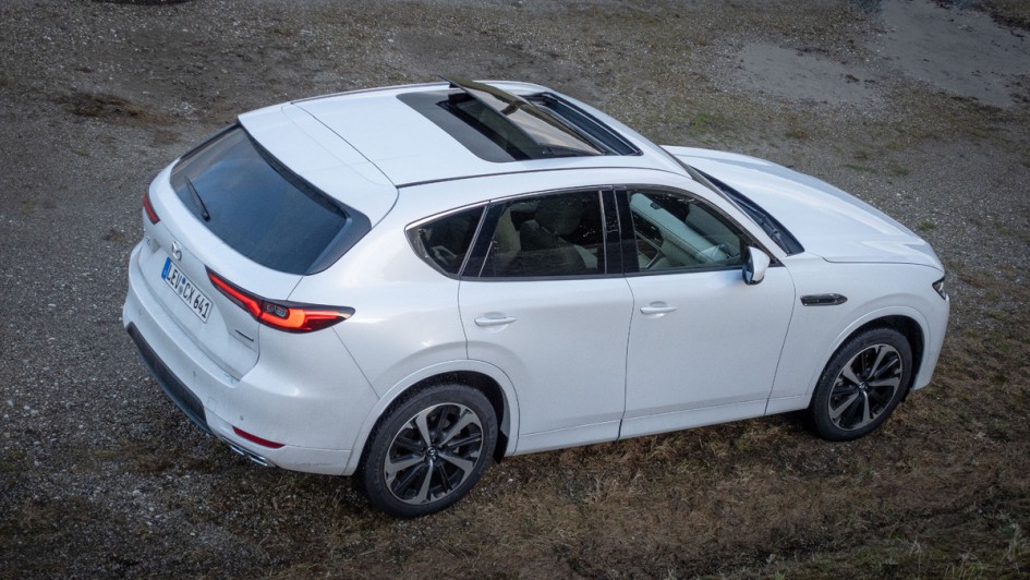 Mazda CX-60 D 254 AWD stehend mit geöffnetem Schiebedach von oben fotografiert