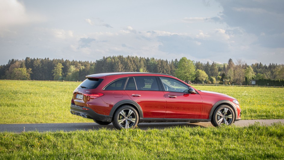 Mercedes C 220 d All Terrain in Patagonienrot schräg von hinten vor grüner Wiese