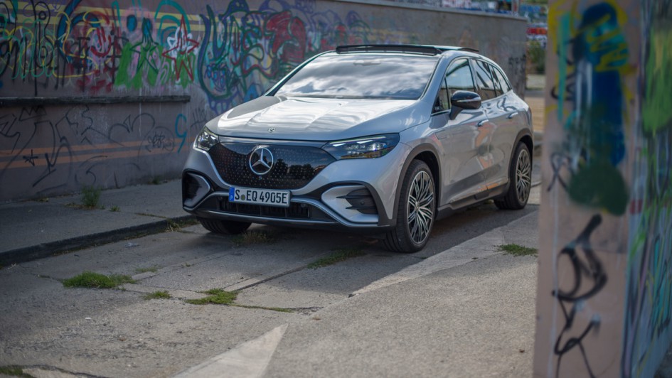 Silbernes Mercedes EQE SUV in München im Schlachthof schraeg von vorn fotografiert, 