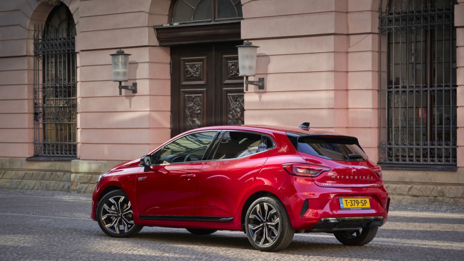 Mitsubishi Colt (2024) fotografiert schraeg von hinten in roter Lackierung